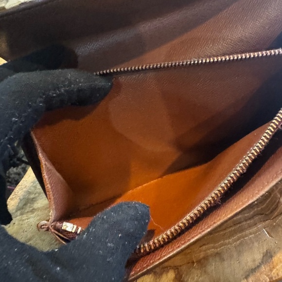 Louis Vuitton
Vintage 1996 Sarah Wallet monogram, snap closure pre-loved - Picture 10 of 16